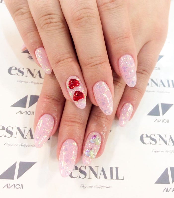 ハートのビジューがキュート/画像提供:esNAIL