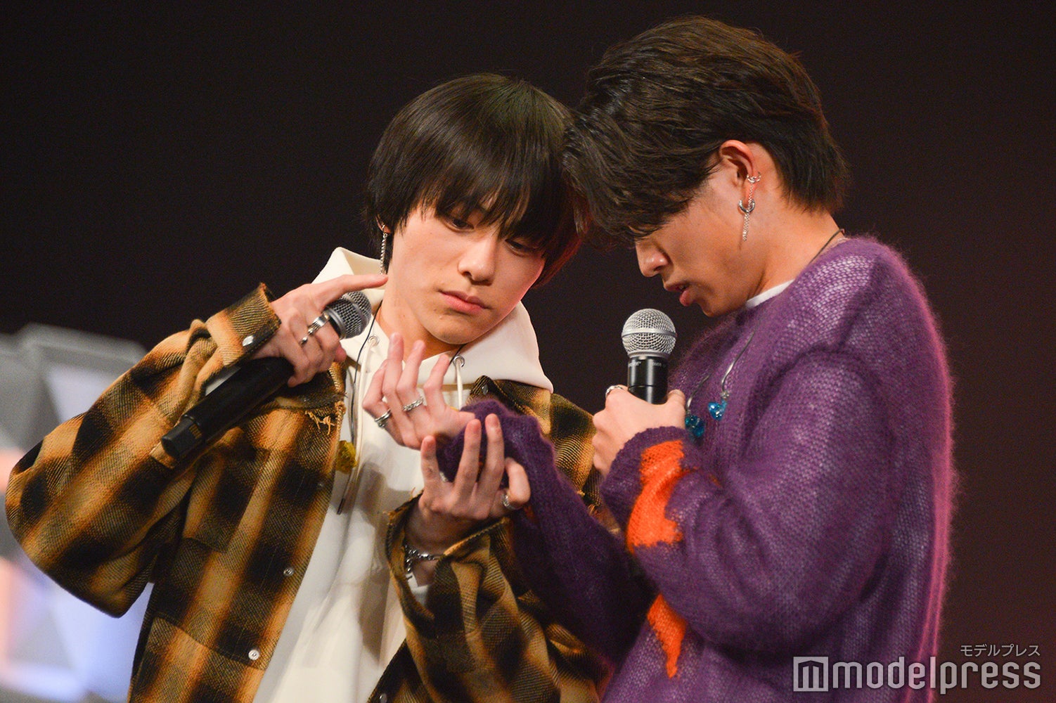 告白シーンを再現する弾役の山下幸輝とあす花役の綱啓永 （C）モデルプレス