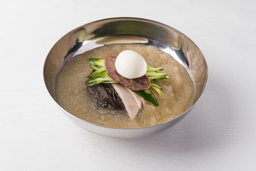 「焼肉 冷麺 ユッチャン。」大阪・北新地にオープン、ハワイで人気の“黒冷麺”