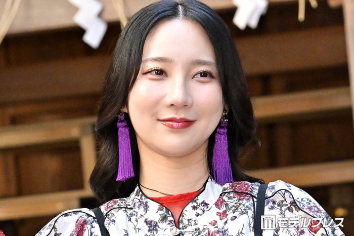 ファーストサマーウイカ、ミニスカ制服から美脚スラリ 「似合ってる」「美しすぎ」の声
