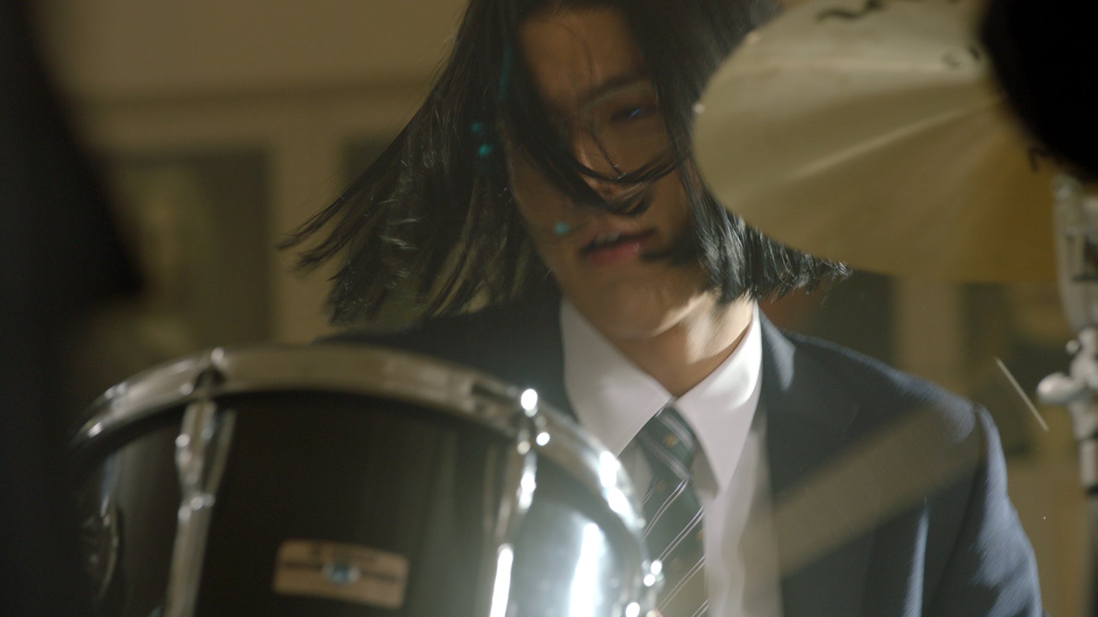 華麗なドラムを披露する細杉くん（中川大志）／新CM場面カット（提供画像）