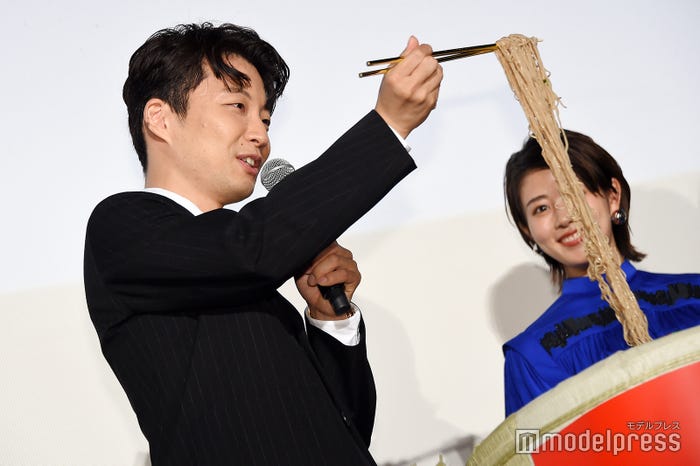 星野源/樽の中には“引越しそば”が…(C)モデルプレス