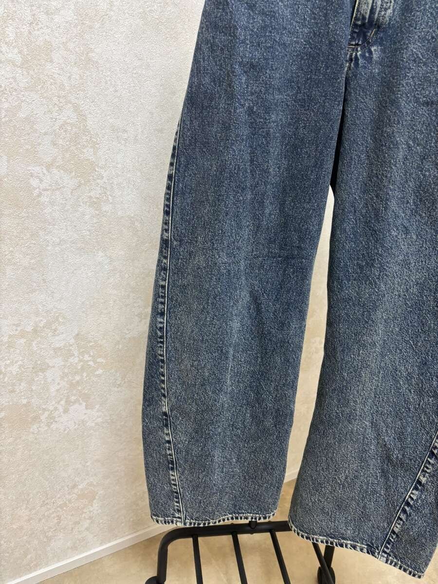丸みのある立体的なカーブシルエットがわかるジーンズの裾付近