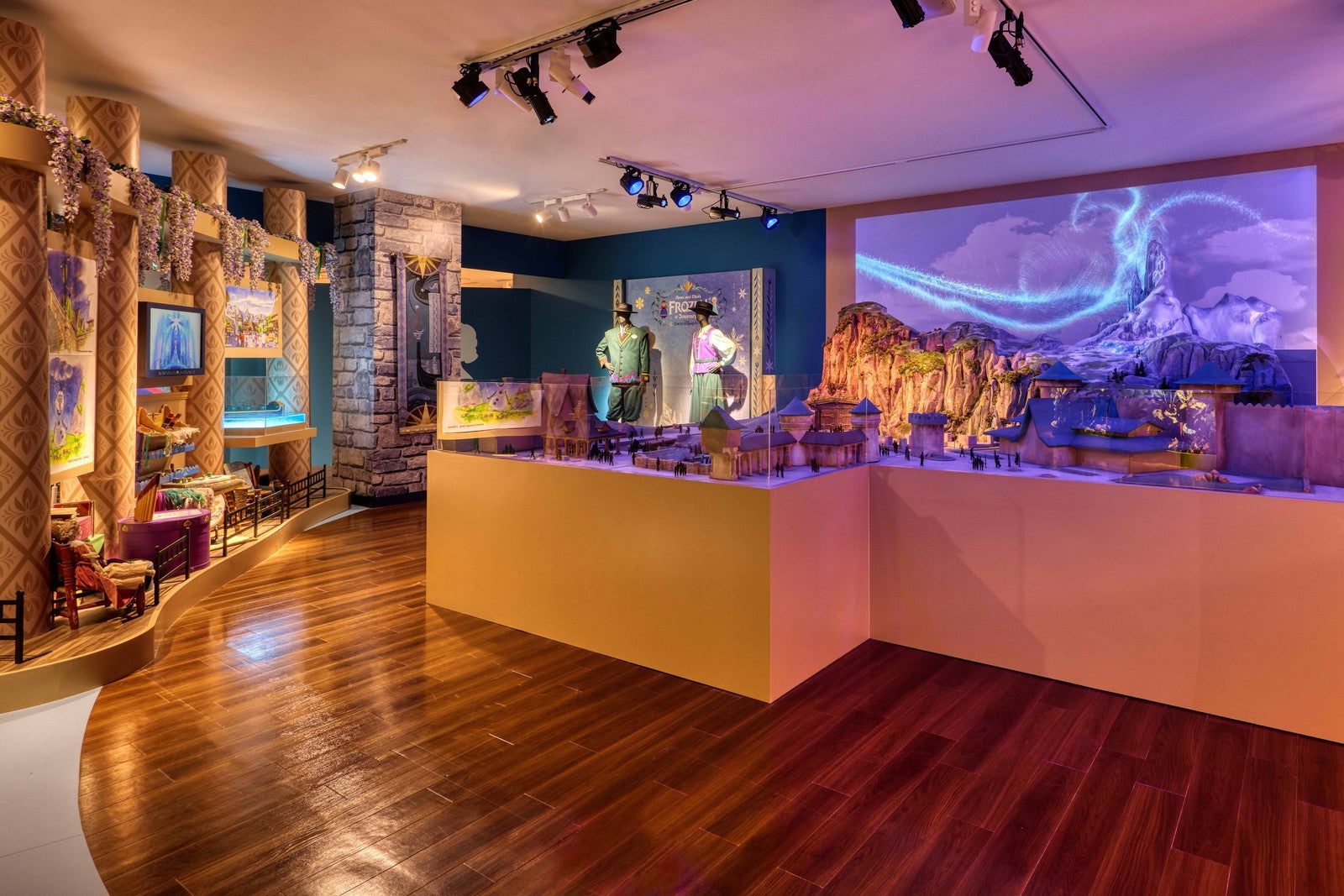 ファンタジースプリングス ニューチャプター・ビギンズ展（C）Disney