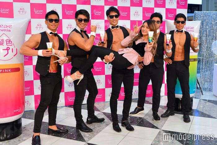 イケメンマッチョ集団にお姫様抱っこされるみちょぱ(C)モデルプレス