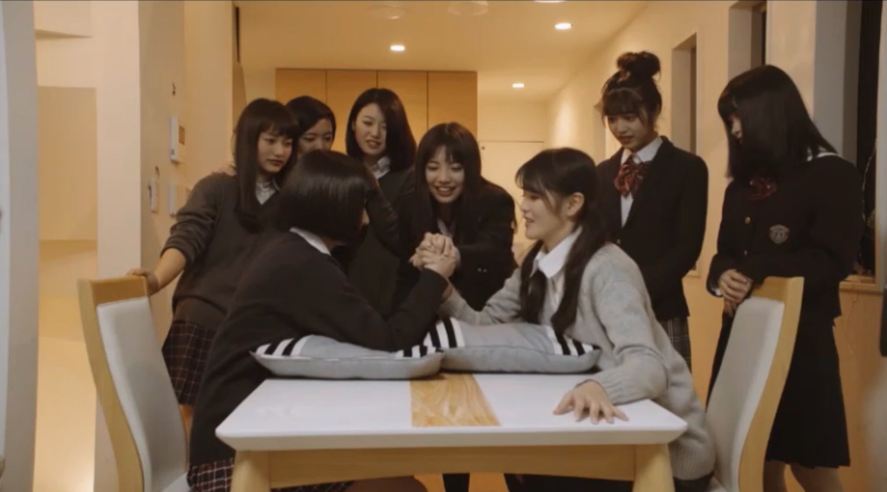 ヒカルvsななちゃら／「女子高生ミスコンFINALIST～ハレトキドキＪＫ～」より（提供画像）