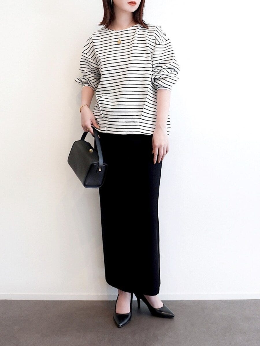 2026春大人女性黒Iラインスカートボーダーコーデ