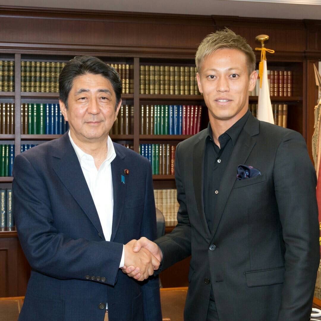 本田圭佑選手、安倍元首相に追悼コメント 2ショットも公開