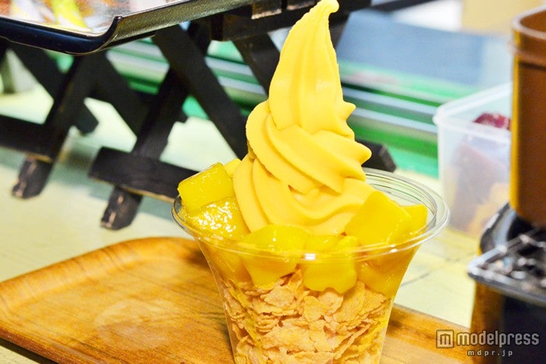 「完熟マンゴー果実ソフトクリーム」￥680