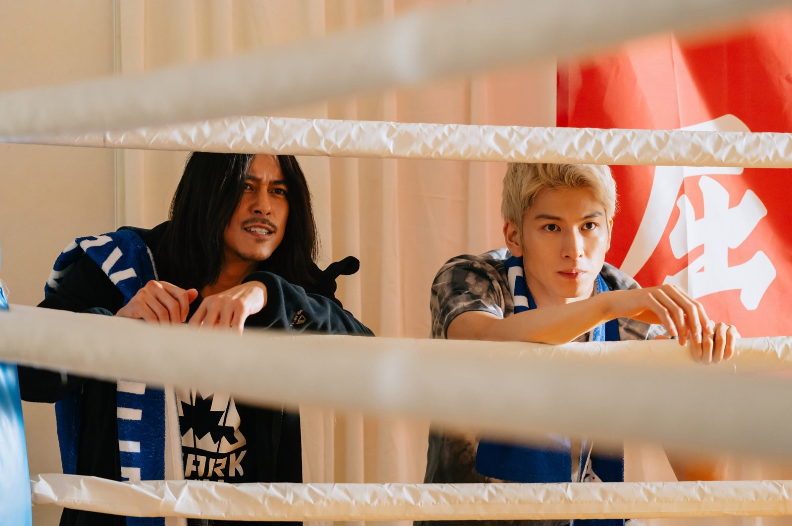 佐野岳、長谷川慎「レッドブルー」第2話（C）「レッドブルー」製作委員会・MBS（C）波切敦／小学館