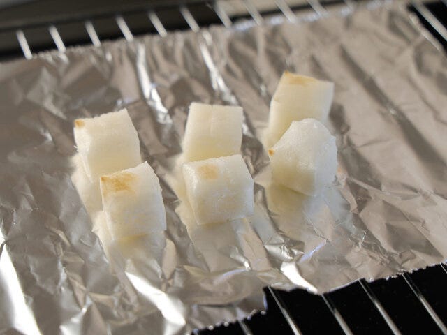 切り餅は4～6等分に切り、トースターで3～4分、焼けるまで加熱する