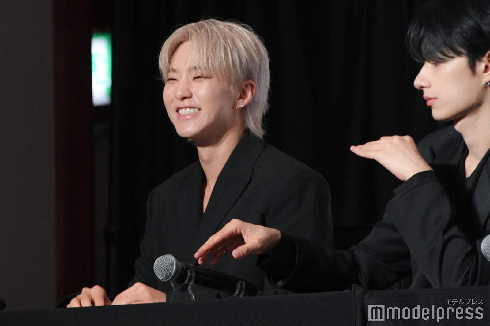 嬉しくなったHOSHI（ホシ）、JUN（ジュン）（C）モデルプレス