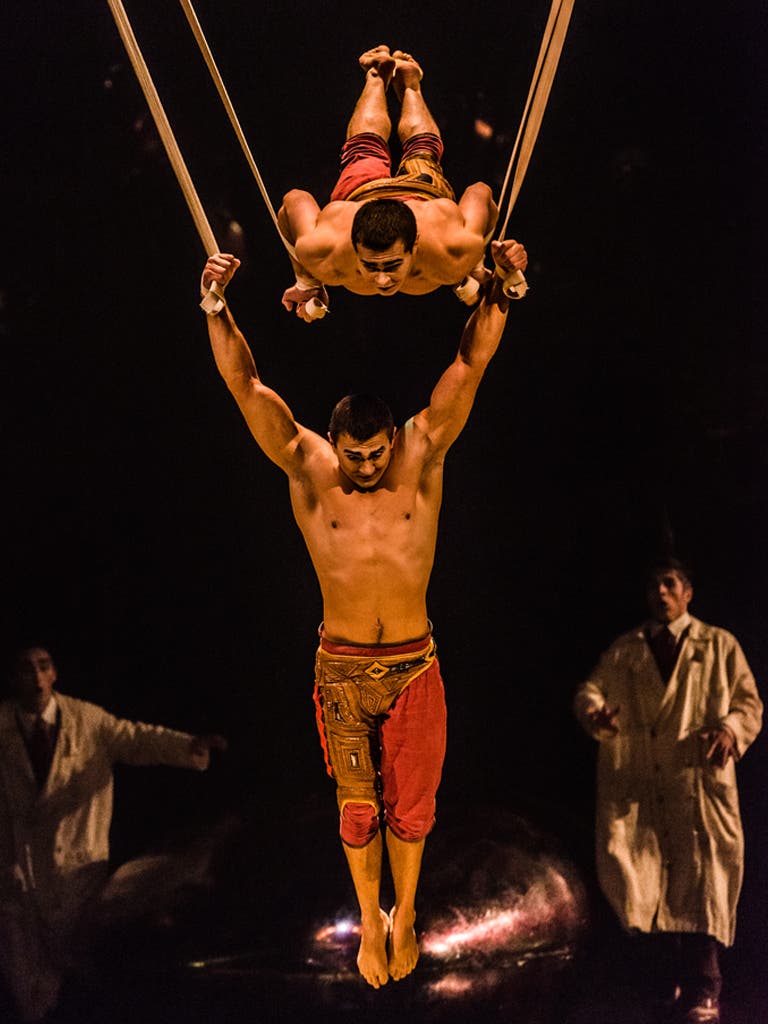 演目「エアリアル・ストラップ」