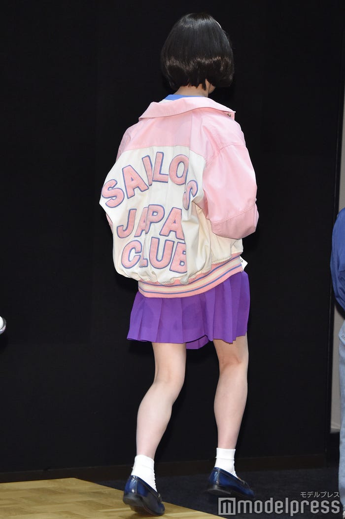 鈴木絢音の後ろ姿(C)モデルプレス