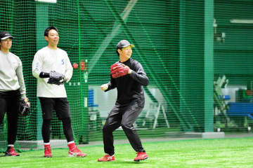 広島・鈴木 2.10紅白戦で猛アピだ 同じサブマリン西武・高橋と自主トレ「投げる感覚すごくいい」