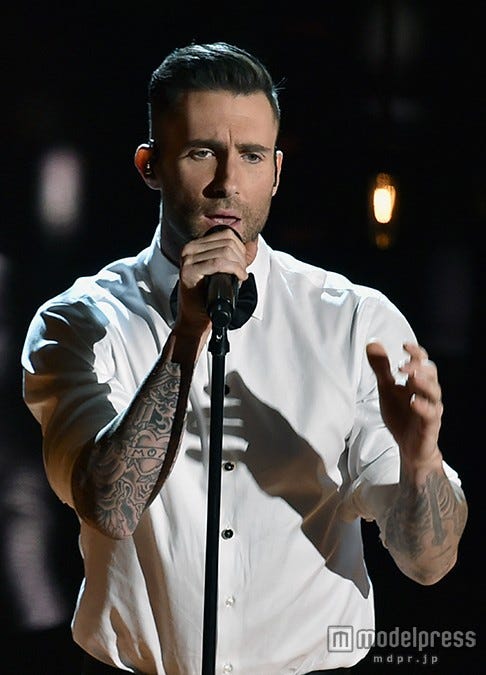 マルーン5のアダム・レヴィーン、アカデミー賞授賞式でパフォーマンス レッドカーペットでは夫婦2ショットで登場/photo:Getty Images【モデルプレス】