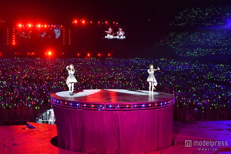 「大島優子卒業コンサート in 味の素スタジアム ～6月8日の降水確率56％（5月16日現在）、てるてる坊主は本当に効果があるのか？～」（C）AKS