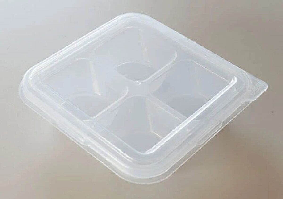 4つの仕切りがある透明なプラスチック製のダイソー作り置きおかずトレー