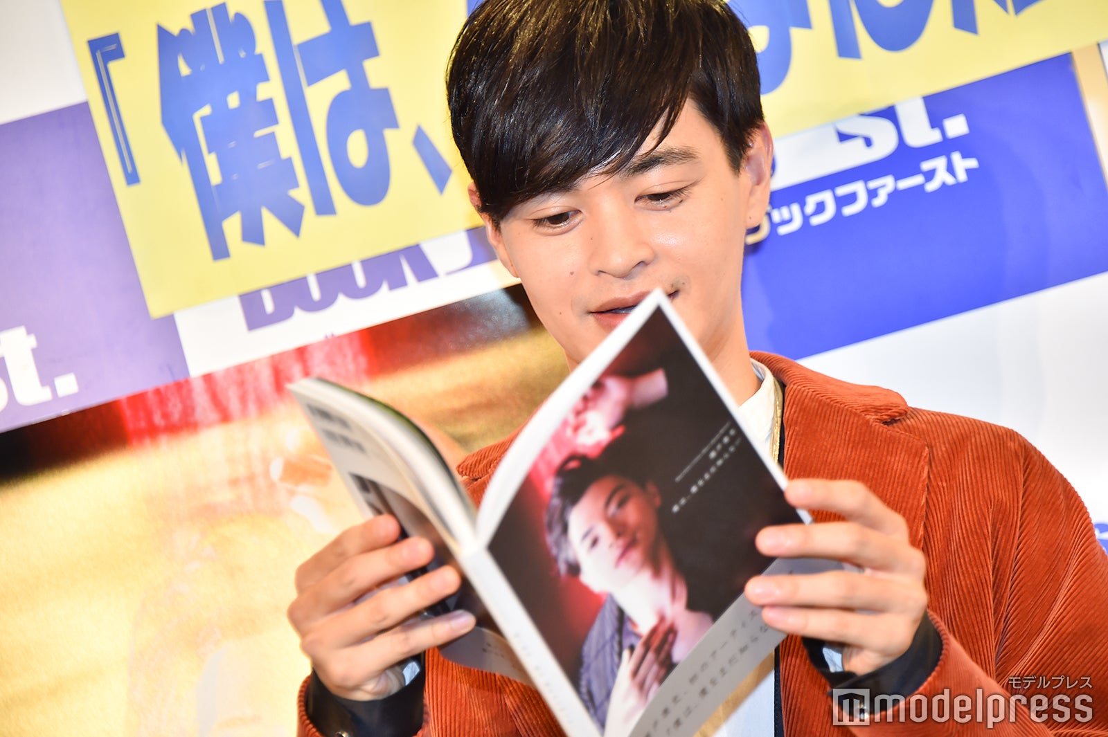 お気に入りショットを探す瀬戸康史（C）モデルプレス