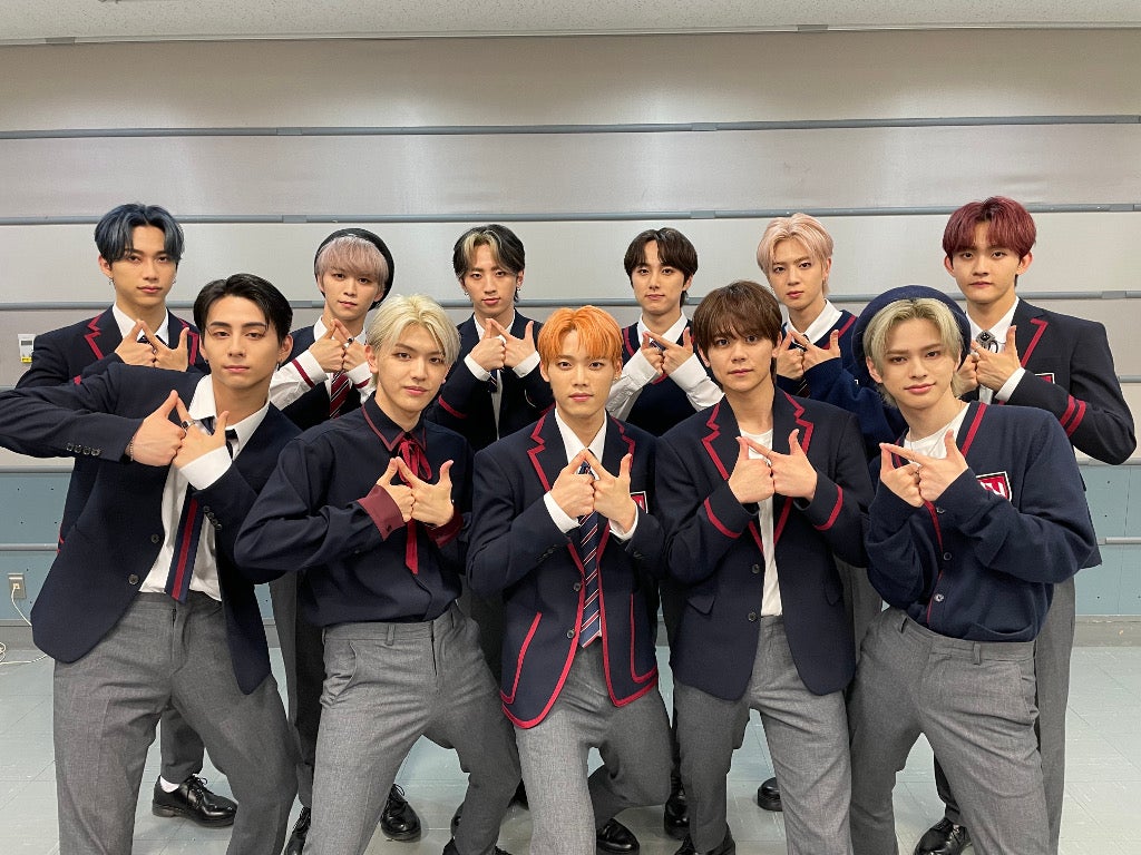 INI、キュートな愛嬌ポーズ披露 「よるのブランチ」に全員出演