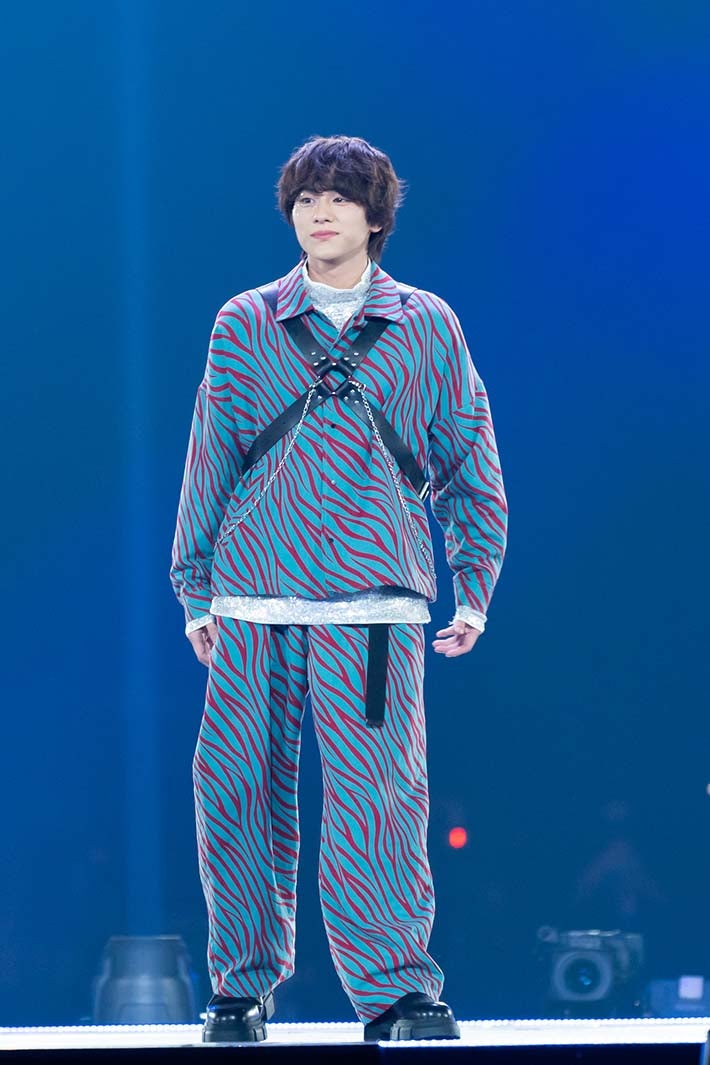 山下幸輝、不意打ち笑顔にキュン 派手柄セットアップ＆ラメメイクで大胆に＜KCON×TGC＞