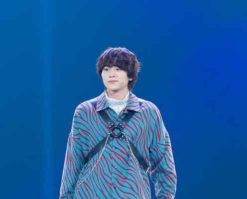 山下幸輝、不意打ち笑顔にキュン 派手柄セットアップ&ラメメイクで大胆に<KCON×TGC>