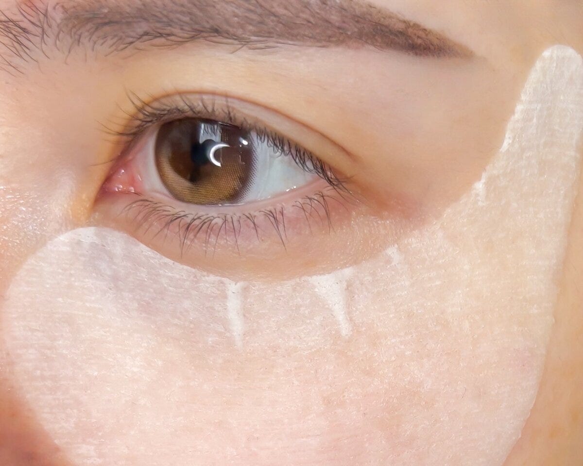 無印良品の目元用ローションシートを貼り付けた顔