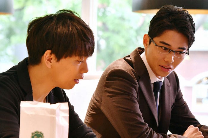 山崎育三郎、東出昌大/「あなたのことはそれほど」第6話より(画像提供:TBS)