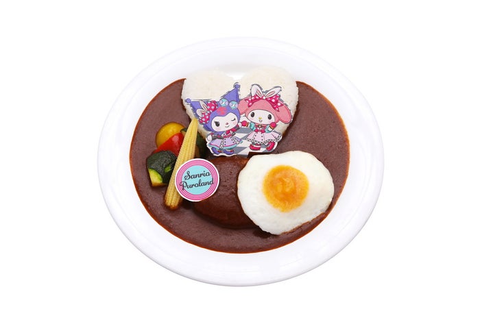 目玉焼きハンバーグカレー(ロコモコ風) 1400円(C)2022 SANRIO CO.,LTD.TOKYO,JAPAN 著作 株式会社サンリオ