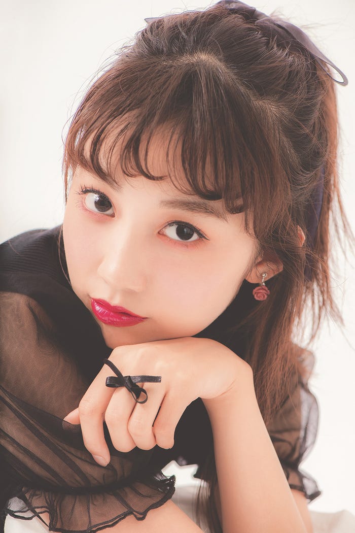 吉田朱里の“真似メイク”を披露した黒木ひかり/「LARME 041」より(C)徳間書店