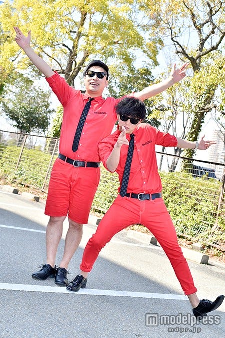 8.6秒バズーカー(左から:はまやねん、田中シングル)