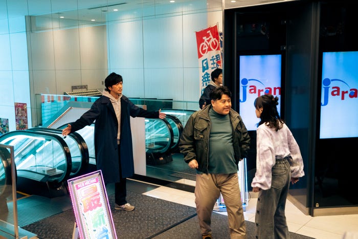 田辺誠一、皆川猿時、影山優佳「ハコビヤ」第5話より(C)「ハコビヤ」製作委員会