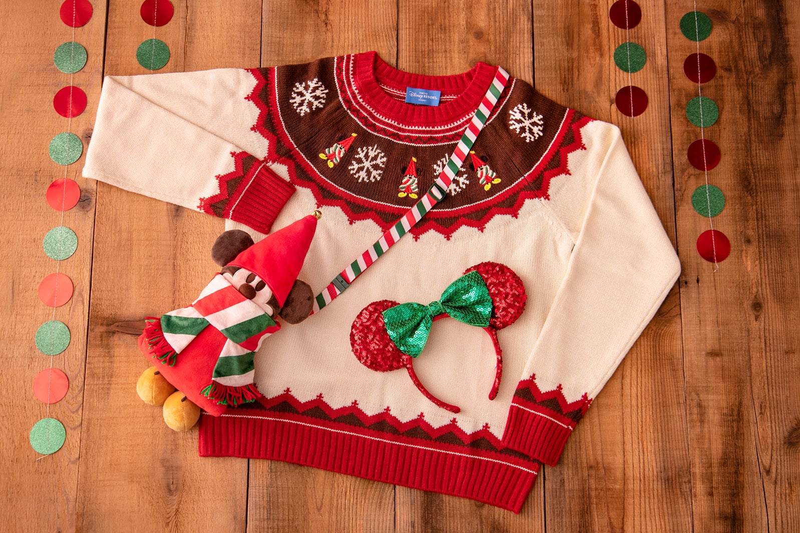 ショルダーバッグ2,900円（“リルリンリン”がモチーフ）、セーター 5,900円、カチューシャ1,900円（C）Disney