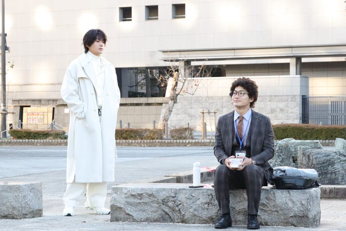 八木勇征、野村周平「婚活1000本ノック」第4話より(C)フジテレビ