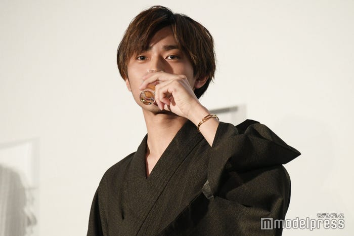 人生初のセンブリ茶を飲むことになってしまった永瀬廉(C)モデルプレス