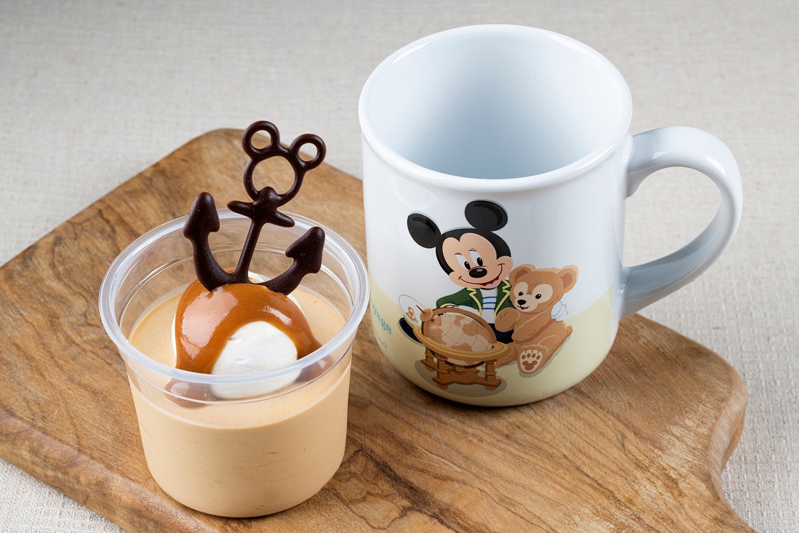 キャラメル＆チーズ風味のムース、スーベニアカップ付き940円（C）Disney