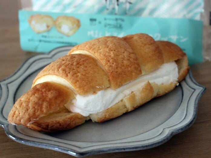 クッキー生地をかぶせ、ホイップクリームをサンドしたクロワッサン