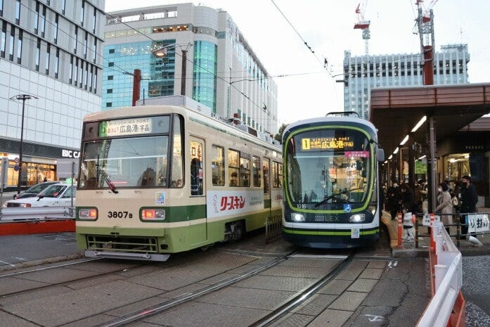 様々な種類の電車が発着する広電の広島駅電停