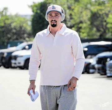 ドジャース 先発復帰のスネルが爽やかピンクコーデ！クラブハウスへ近づくに連れて表情が変化 今季初先発 ロバーツ監督「楽しみ」