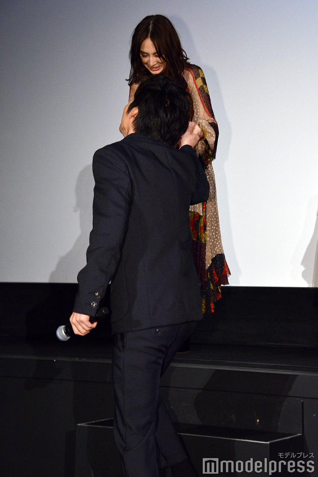 慌てて階段を駆け下り北川景子をエスコートする田中圭（C）モデルプレス