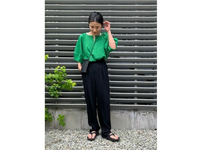 襟元のキーネックと、ボリューム袖が可愛いトップスも 出典:WEAR