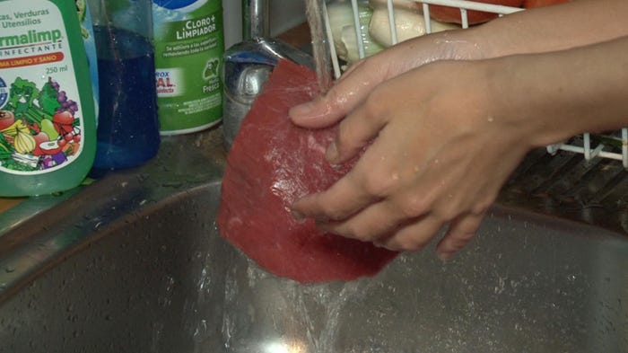 肉までも洗う(画像提供:毎日放送)