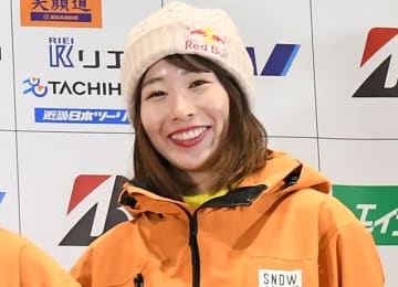 美女スノーボーダーが愛車の高級スポーツSUVと2ショット クリスマス休暇投稿にSNS「めちゃくちゃ可愛い」