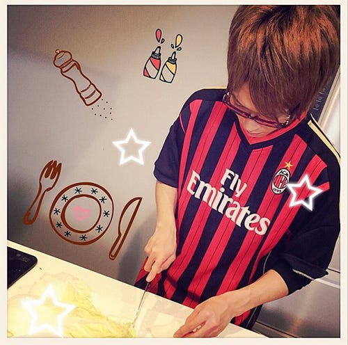 鍋の調理に励む恋人・Tさん/ねもやよInstagramより