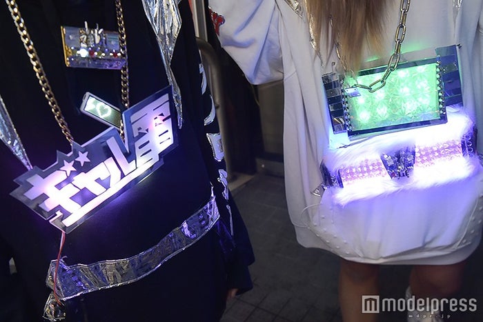 めちゃめちゃ光ってる(C)モデルプレス