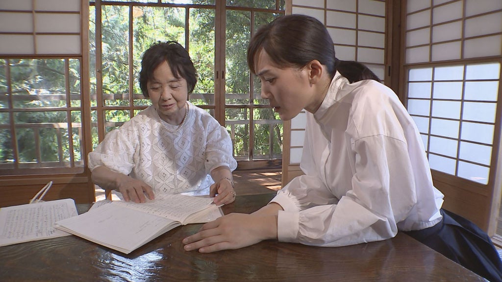 鈴木政子さん（左）から資料を見せてもらう綾瀬はるか（右）（C）TBS