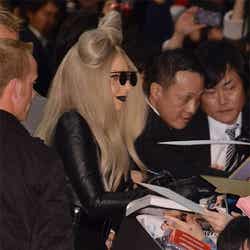 成田空港に到着したレディー・ガガ