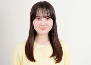 進学校卒業の本田紗来「髪の毛染めました」「髪色が変わるとメイクも変わって楽しいっ」女優の姉も反応