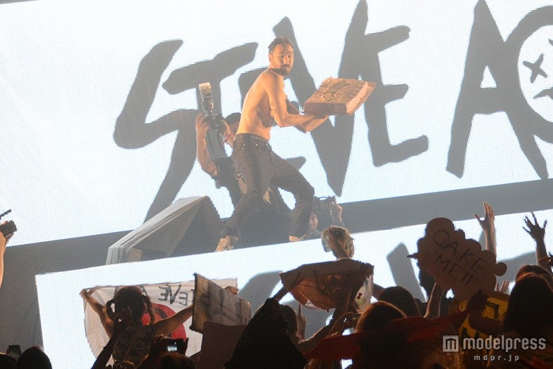 定番ケーキ投げをしているスティーヴ・アオキ