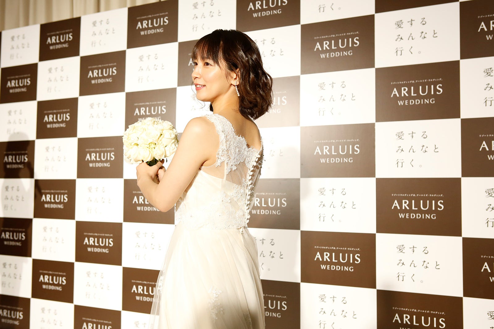吉岡里帆、ウェディングドレスで初ブーケトス 理想の男性は 吉岡里帆、ウェディングドレスで初ブーケトス 理想の男性は